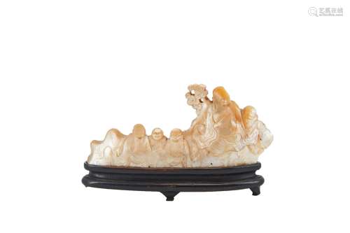 117-中国-19世纪珍珠母笔托的形状是三个神仙带着两个孩子，其中两...