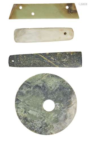 119-中国套装包括一把璧和三把灰色、青色和白色软玉的礼器斧。(轴上...