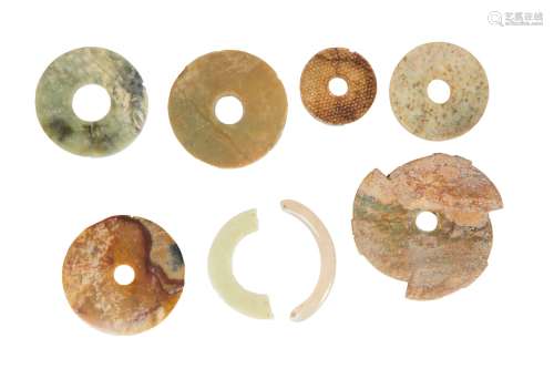 121-中国 - 古代风格青花瓷和米色软玉的六璧一璜，以及水晶一璜。直...