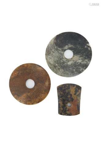 123-中国 - 古代风格一套包括两个璧和一把斧头的软玉，一个是棕色...