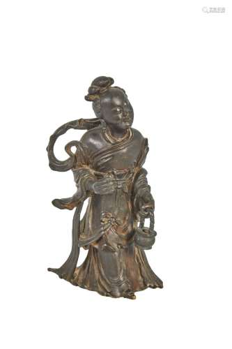 132-中国-明末(1368-1644)棕色铜锈的龙女站立雕像，左手拿着篮子，...