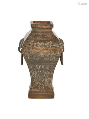 136-中国 - 17/18世纪棕色铜器的小方格瓶，银丝镶嵌在雷文浮雕背景...