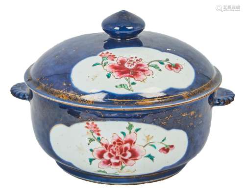 142-中国，印度公司。硬瓷大圆盘，装饰有粉蓝色背景的花卉储备，并带...