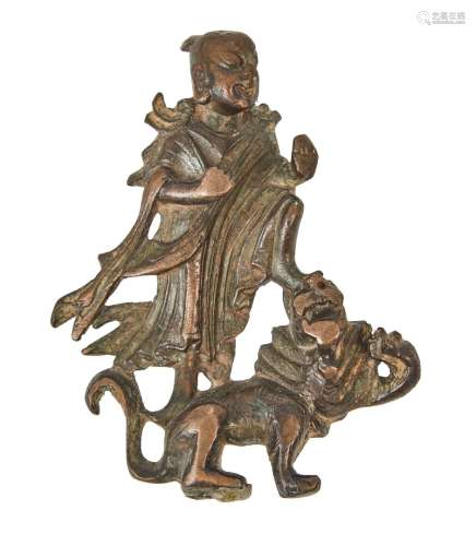 158-中国-20世纪初青铜狮子上的站立人物小雕像。高8厘米。