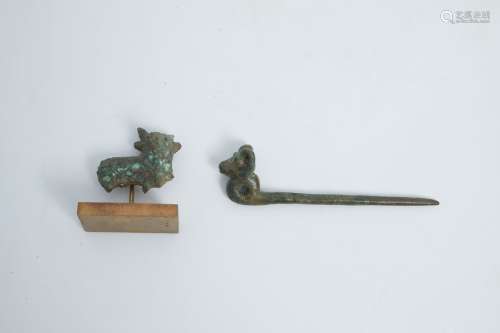 227-拍品包括一个有公羊头的假针和一个动物形状的壁灯。青铜，有绿...