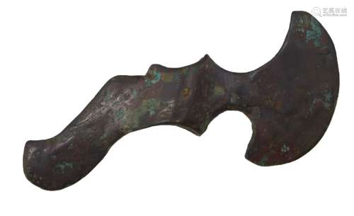 229-斧头，有颈部和不对称的扇形刀片。颈部装饰有一个起伏的附属物...