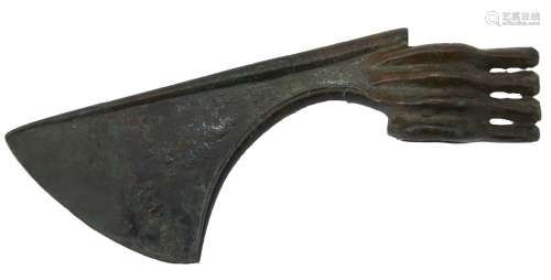 231-斧头，颈部有四个挖孔，弯曲的扇形刀。青铜，带有光滑的棕色铜锈...