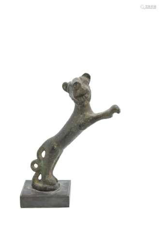 232-Anse是一只跳跃的狮子的形状青铜，带有光滑的棕色铜锈。缺少一...