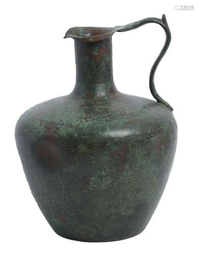 249-直颈壶带有光滑绿色铜锈的青铜器东方，拜占庭时期高度：25厘米