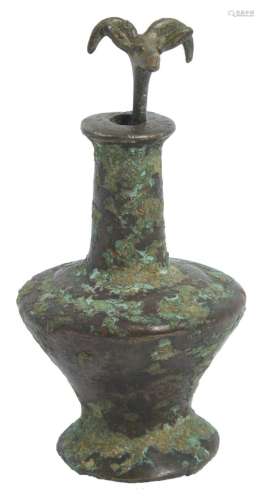 251-高颈雕花化妆品瓶一把带有山羊头的Kohol铲子被挂在上面铜合金...