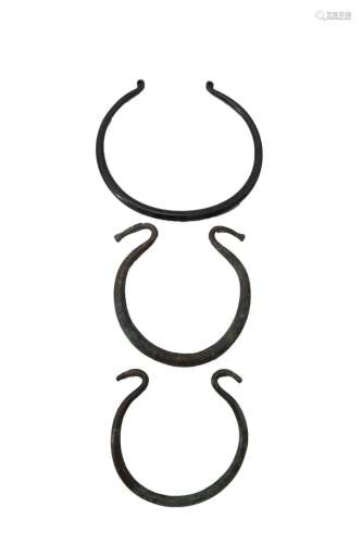 263-一组三条硬质欧米茄项链。中欧青铜时代晚期或早期哈尔斯塔特带...