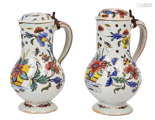303-Rouen: 两个多色锡釉陶制大花篮图案的大水壶及其盖子。被康乃...