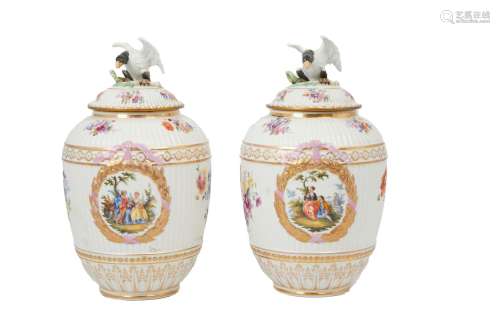 306-柏林：两个柏林的多色硬瓷覆盖花瓶。盖子上装饰着一只老鹰，爪子...