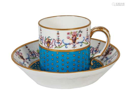 307-塞夫勒：塞夫勒软瓷杯和茶托，装饰有花瓶、刺叶和多色阿拉伯式花...