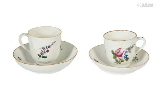 308-尚蒂伊: 两个尚蒂伊软瓷杯和它们的碟子，上面有多色花的装饰。...