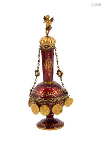 384-神秘的镀金和珐琅的铜盖烧瓶，装饰有仿古硬币的吊坠和两条珐琅...