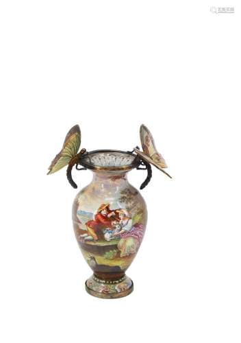 386-花瓶，跟部有英勇场景的珐琅彩装饰，颈部有圆形的蝴蝶突出。19世...