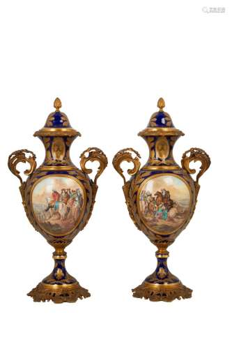 388-一对塞夫勒风格的大型有盖花瓶，蓝色背景上有多色装饰的战斗场...