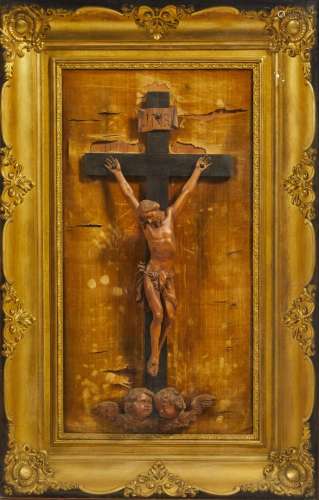 485 木雕基督，乌木十字架下有圆形的天使头像，装在粉刷和镀金的木...