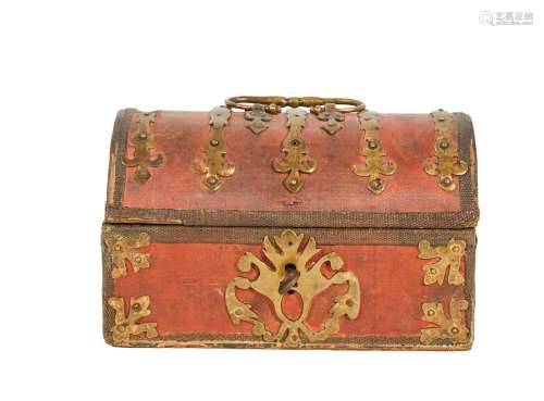 487-木芯箱，覆盖着红色的有色布。青铜顶饰装饰磨损的18世纪11.5 x...