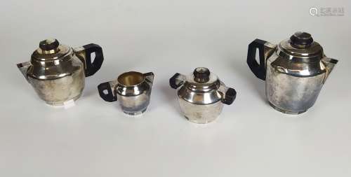 一个普通的银制咖啡服务，包括一个咖啡壶，一个茶壶，一个有盖糖碗和...