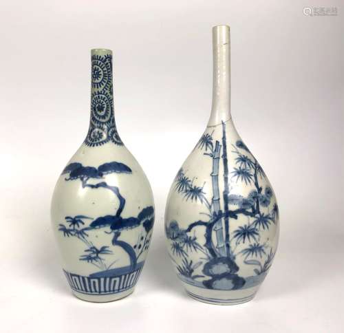 日本 两个蓝色的松树和竹子装饰的瓷酒瓶。  19世纪。  身高：30和27...