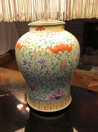 中国 多彩瓷器柱子，有莲花和蝙蝠的珐琅彩装饰 19世纪 高度：34厘米...