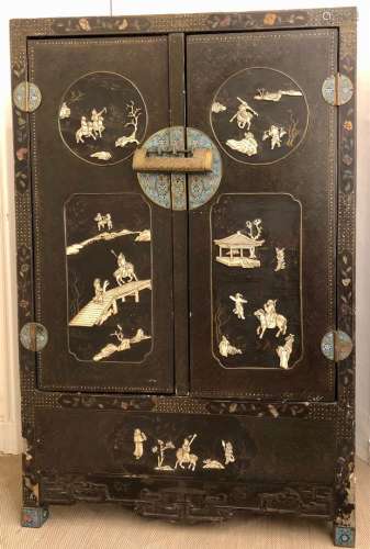 中国 大型黑底漆木柜，正面开有两扇门。用骨雕镶嵌在大的奖章上，上...