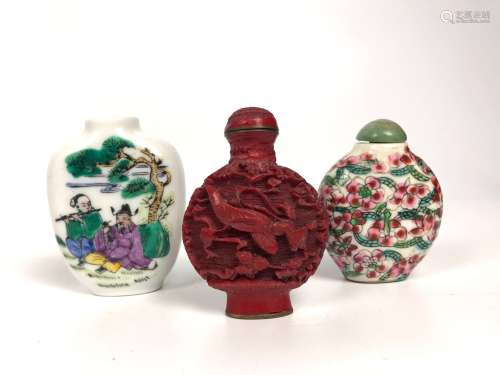 中国 三个鼻烟壶，其中两个是瓷制的 高6.5厘米（其中一个缺少塞子