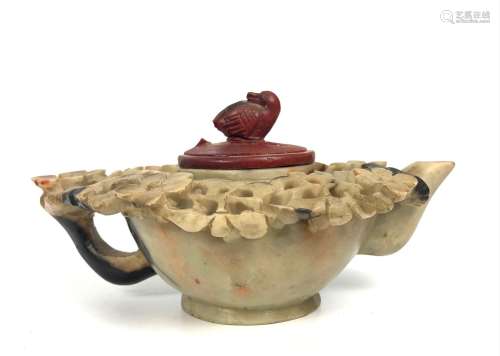 中国雕花镂空硬石壶或香炉。  19世纪末 高6，长15.5厘米（盖子有缺口
