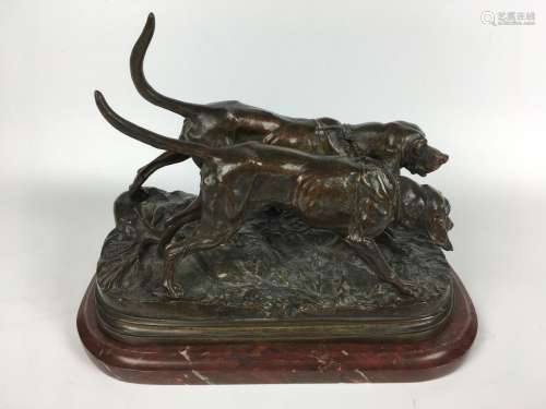 Alfred DUBUCAND (1828-1894) 两只狗 棕色铜锈的青铜器 在露台上...