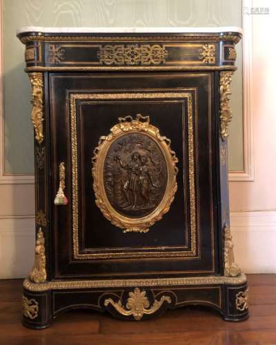 一个发黑的木制餐具柜，镶嵌着铜丝，并装饰着镀金和凿刻的铜器。它的...