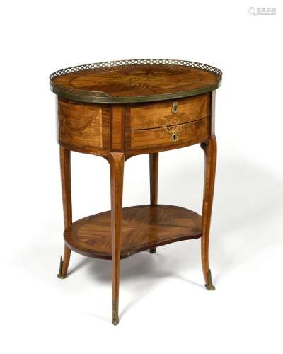 一个鼓形的休闲桌，用木皮和花卉镶嵌，在腰部打开，有两个叠加的抽屉...