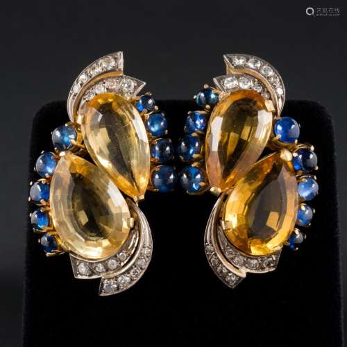 Paire de boucles d'oreilles volutes, saphirs jaunes, entoura...