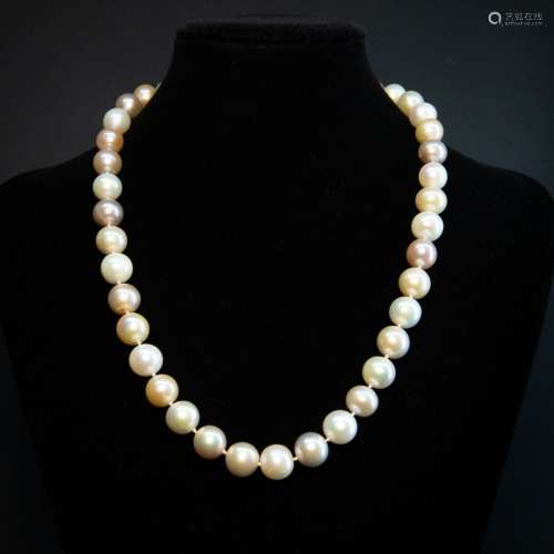 Collier de perles de culture baroques diam : 10 à 11 mm envi...
