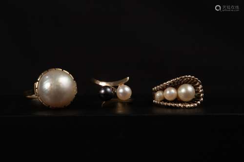 Trois bagues or, perles de culture et perle mabé Poids brut ...