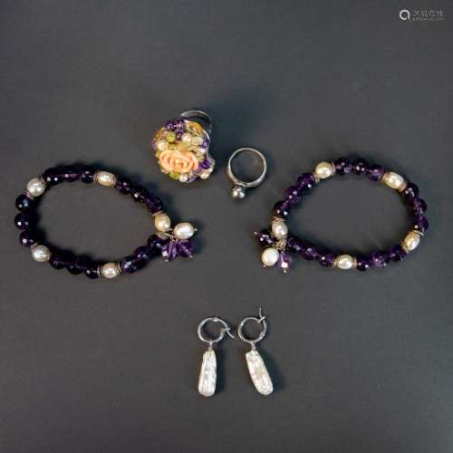 Deux bracelets améthystes et perles de culture baroque, on y...