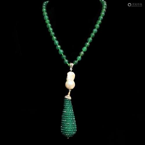 Sautoir perles vertes facettées, perle baroque, terminé par ...