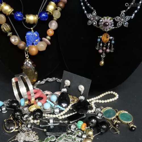 Important lot de bijoux fantaisie, pierres décoratives, méta...