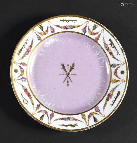 SEVRES 来自Stupinigi的皇帝服务的硬瓷盘，在粉色背景上的两个火炬...