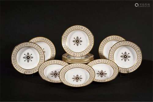 SEVRES一套13个瓷质汤盘，中间装饰有金色玫瑰花，侧面有南金背景的...