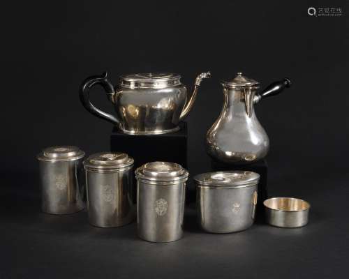 BENNAIS - TALLYRAND 银质茶壶和茶盒。  茶壶，开盖刻有叶子和交错...
