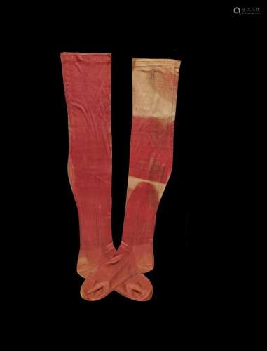 拿破仑一世皇帝 一对红色染色丝绸编织的长袜（部分褪色），属于拿破...
