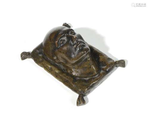 拿破仑一世的死亡面具，放在一个有四个吊坠的垫子上。古铜色的压纸...