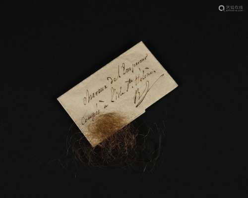 拿破仑皇帝的一小块头发。以当时的纸张折叠赠送，有黑色墨水手写的...