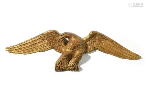 大型装饰鹰，在镀金雕刻的木质主轴的一部分上有展开的鹰。这只鹰将...