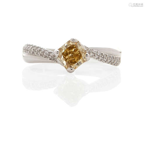 18K WHITE GOLD, YELLOW DIAMOND AND DIAMOND RING