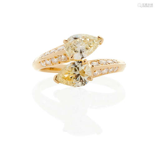 18K GOLD, YELLOW DIAMOND AND DIAMOND 'TOI ET MOI' RING