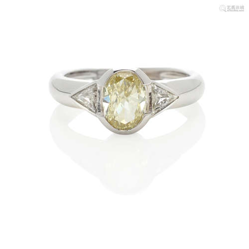 18K WHITE GOLD, YELLOW DIAMOND AND DIAMOND RING