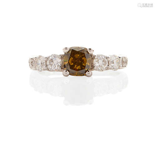 18K WHITE GOLD, BROWN DIAMOND AND DIAMOND RING